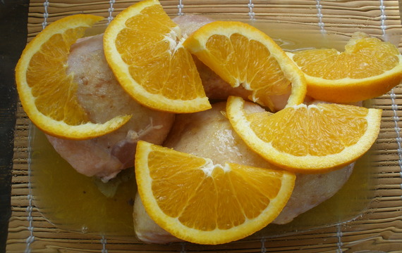 Kuřecí stehna na pomerančích