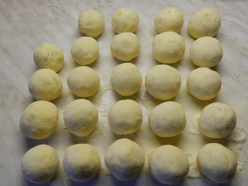 Meruňkové knedlíky v bramborovo- tvarohovém těstě