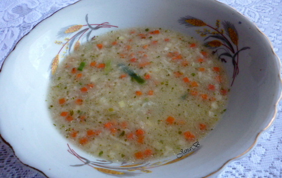 Vločková polévka s česnekem a zeleninou