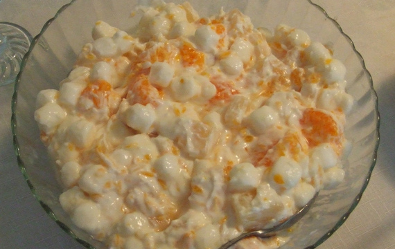 Ovocný salát se sýrem a s jogurtovou zálivkou