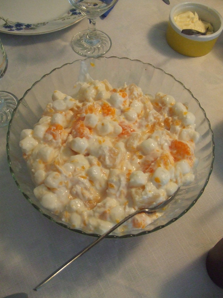 Ovocný salát se sýrem a s jogurtovou zálivkou