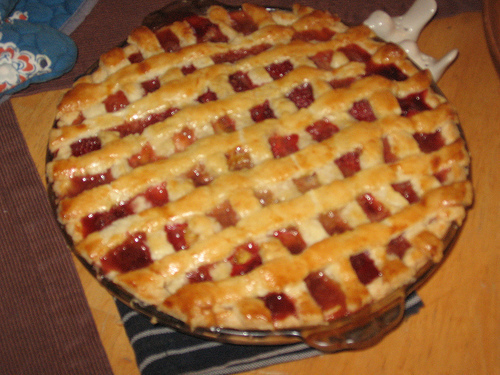Rebarborový mřížkový koláč s jahodami