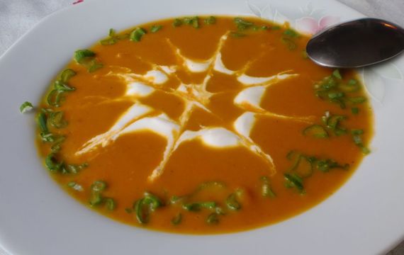 Pikantní mrkvová polévka s kysanou smetanou