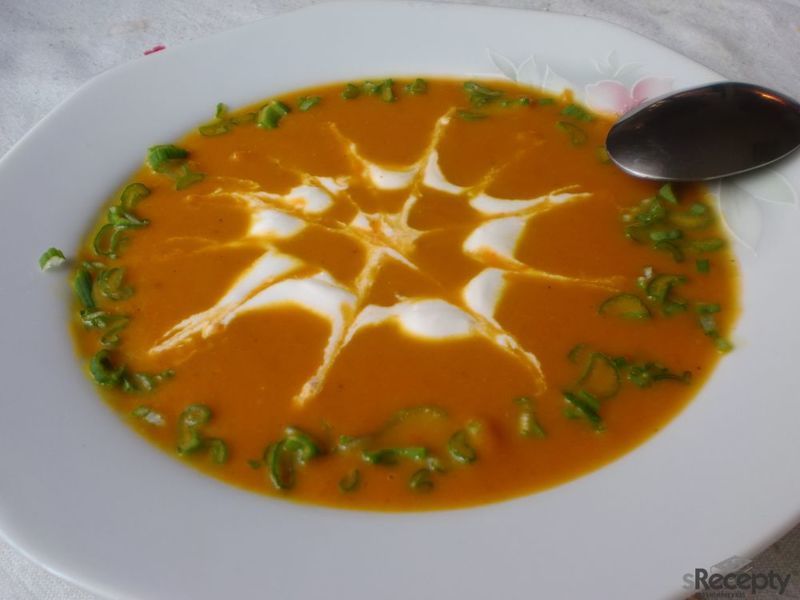 Pikantní mrkvová polévka s kysanou smetanou