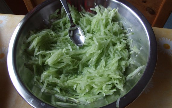 Strouhaný okurkový salát