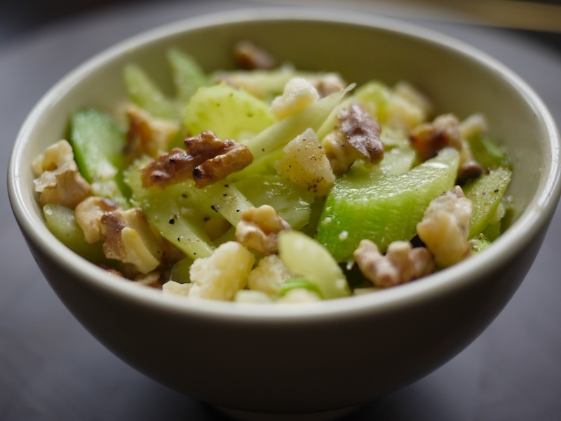 Celerový salát s ořechy 