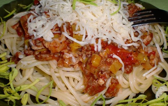 Špagety s masovo-pórkovou směsí