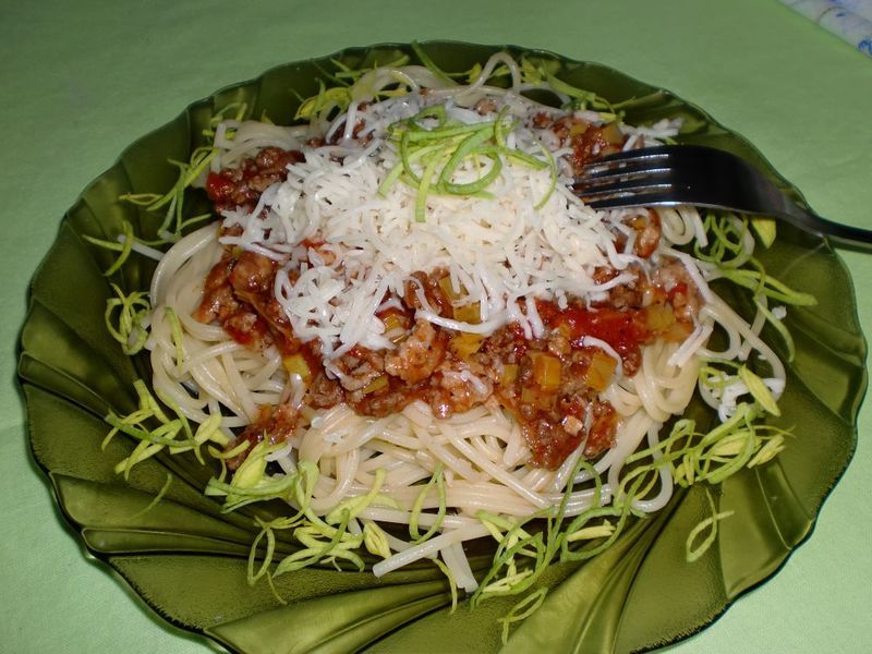 Špagety s masovo-pórkovou směsí