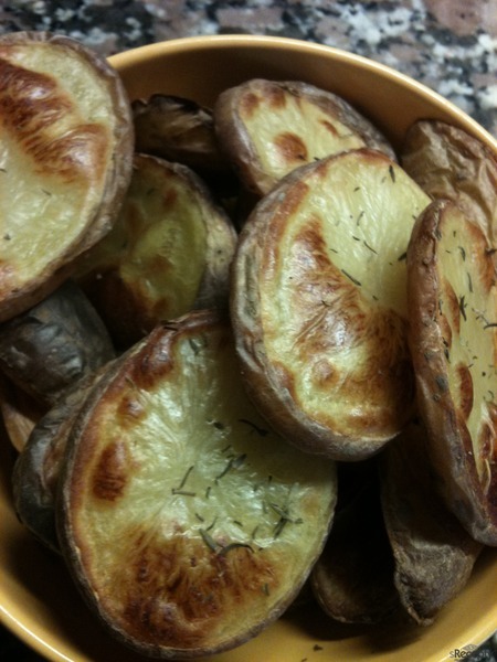 Pečené tymiánové brambory s pažitkovým tvarohem