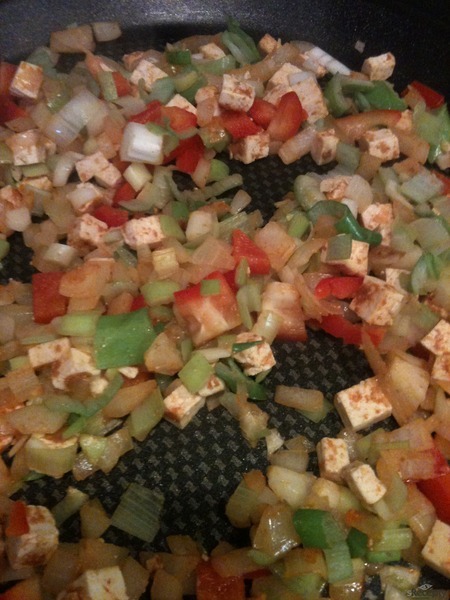 Minitortilly s pikantní tofu-rajčatovou směsí