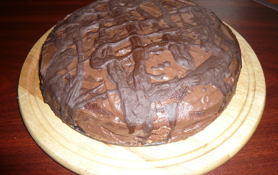Nadýchaný čokoládový dort s ananasem a čokoládovou polevou