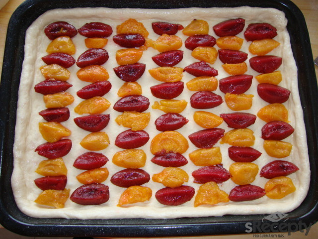 Švestkovo - meruňkový koláč s kysanou smetanou