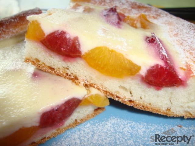 Švestkovo - meruňkový koláč s kysanou smetanou
