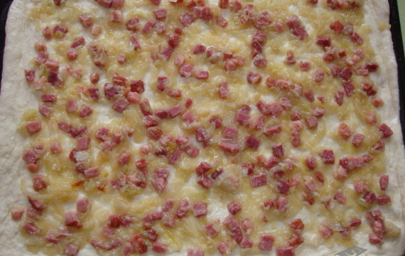 Cibulový koláč s uzeným masem a sýrem