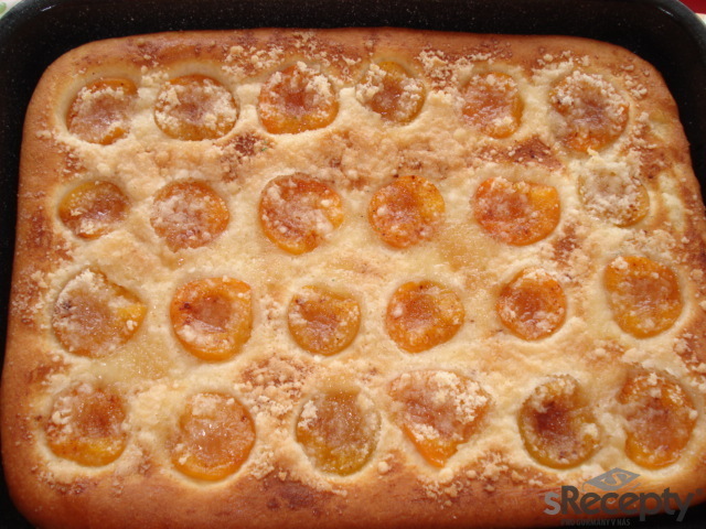Meruňkový kynutý koláč