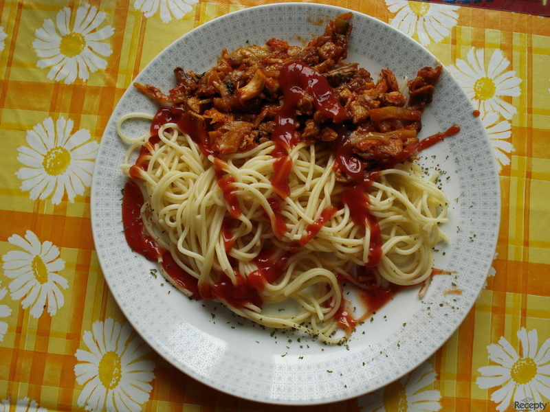 Špagety s drůbežím  masem a bazalkou