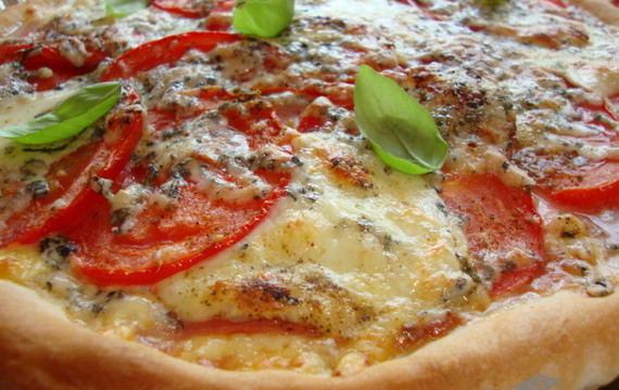 Pizza se 3 druhy sýra, šunkou a rajčetem