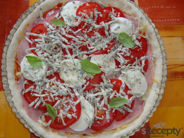 Pizza se 3 druhy sýra, šunkou a rajčetem