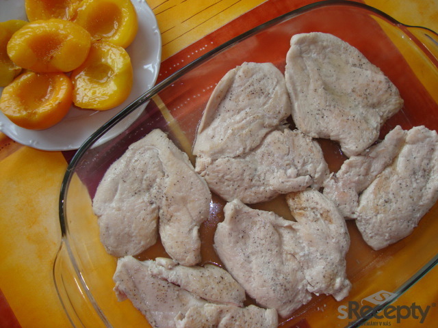 Kuřecí prsa s broskví, nivou a praženými mandlemi