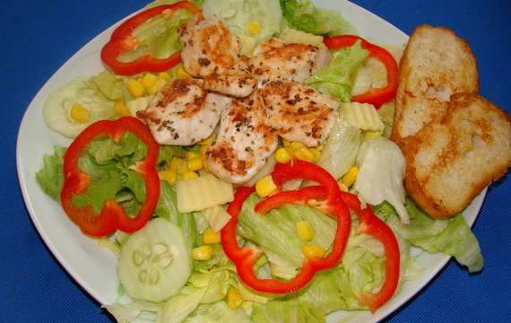 Obědový salát s grilovaným kuřecím masem