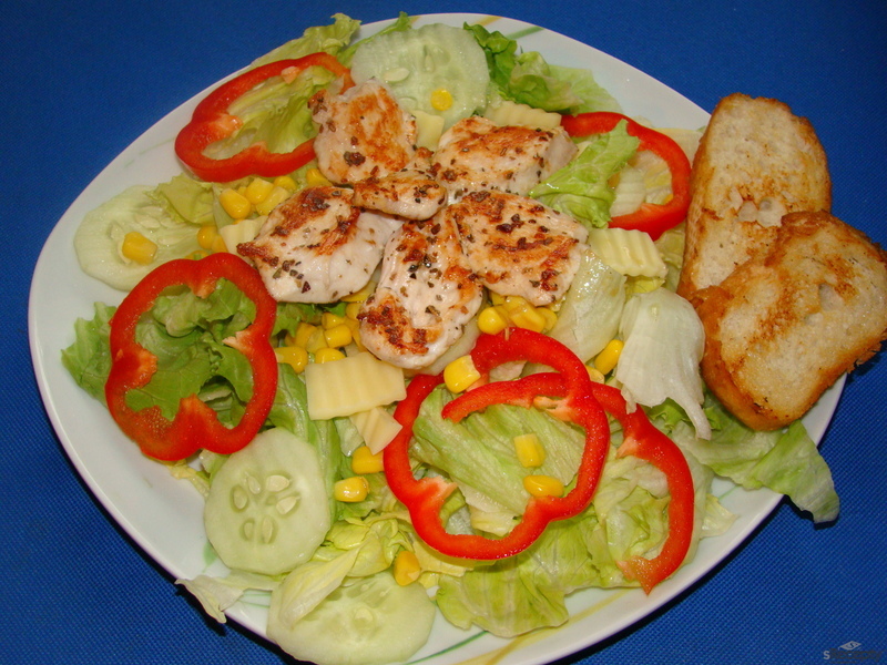 Obědový salát s grilovaným kuřecím masem