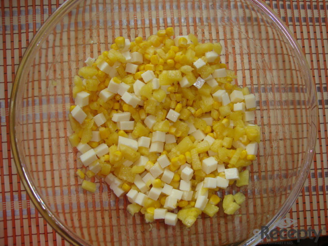 Ananasový salát s kukuřicí a sýrem