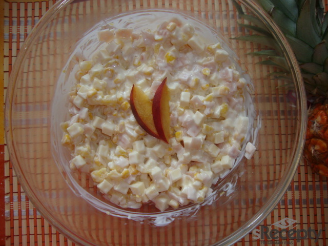 Ananasový salát s kukuřicí a sýrem
