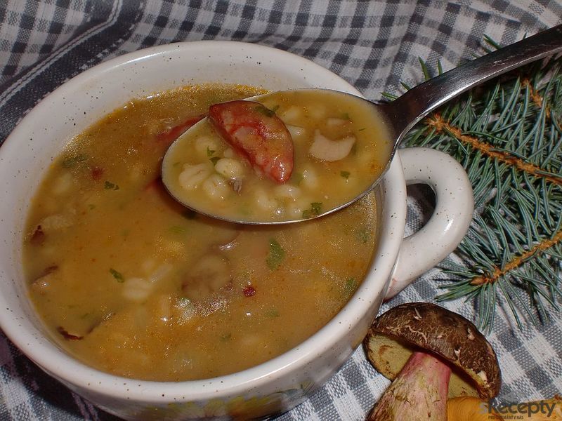 Kroupová polévka s houbami a klobásou