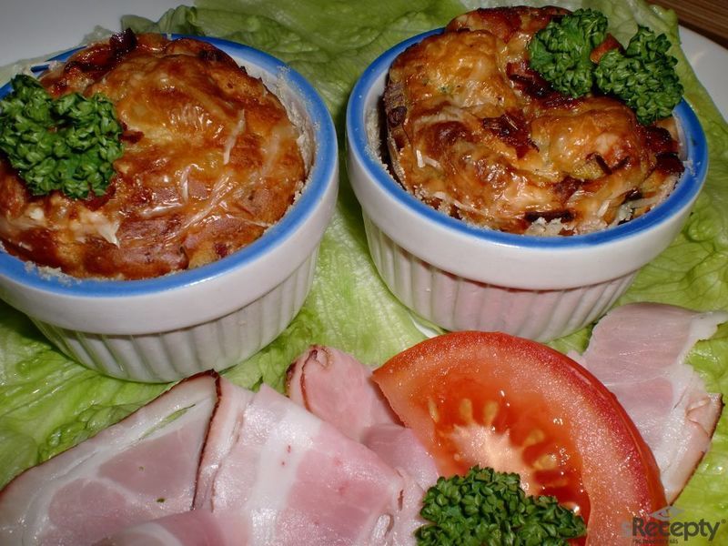 Cibulkové muffiny s anglickou slaninou