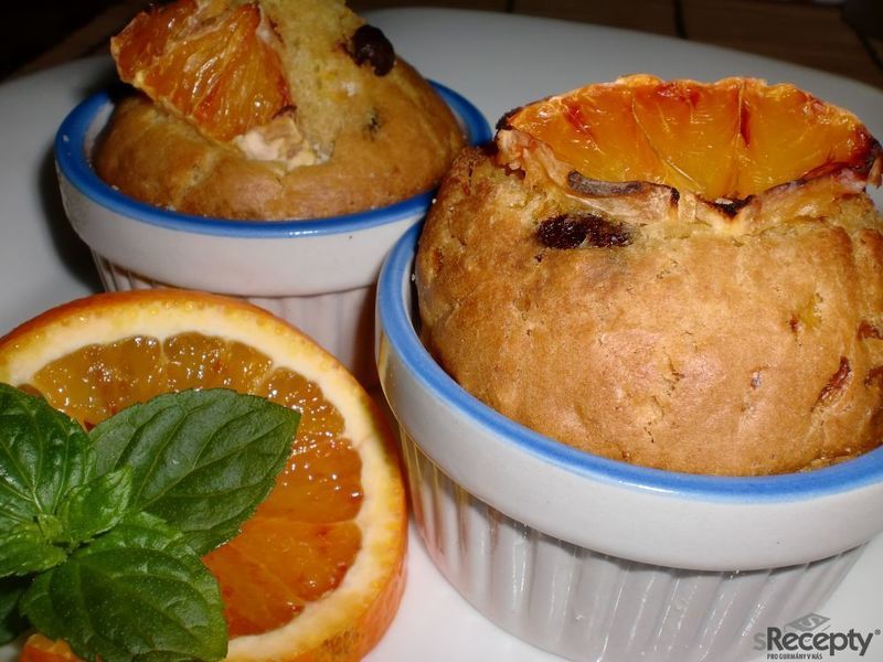 Pomerančové muffiny a čokoládovými peckami