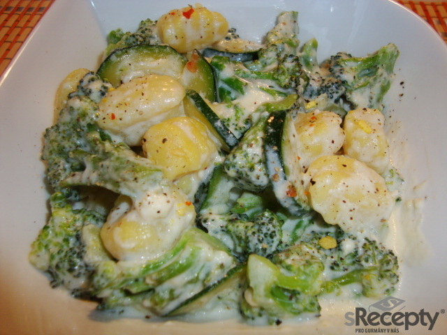 Krémové gnocchi s brokolicí a cuketou
