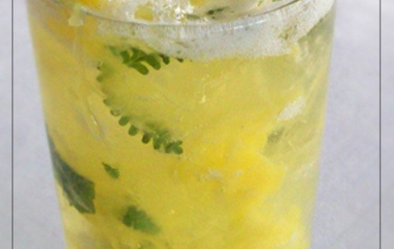 Ledový nápoj z ananasu a máty