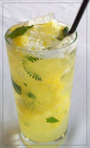 Ledový nápoj z ananasu a máty