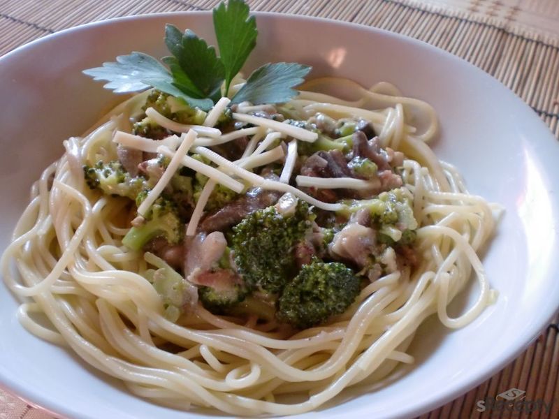 Špagety s žampionovo - brokolicovým přelivem