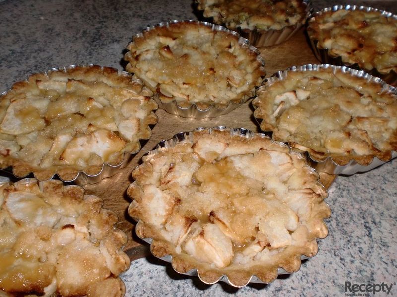 Jablečné koláčky s karamelovým přelivem