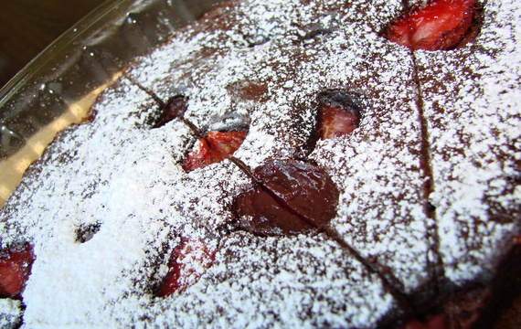 Čokoládový koláč s jahodami a třešněmi