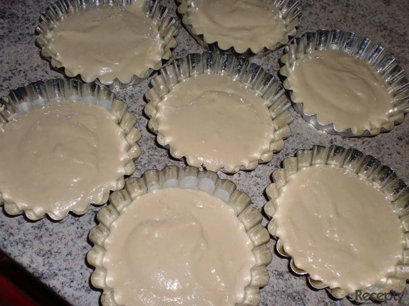 Brusinkové koláčky s mandlovou drobenkou