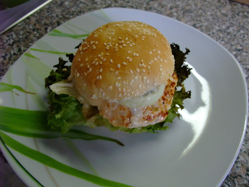 Kuřecí burger s avokádem, červenou cibulí a gorgonzolou