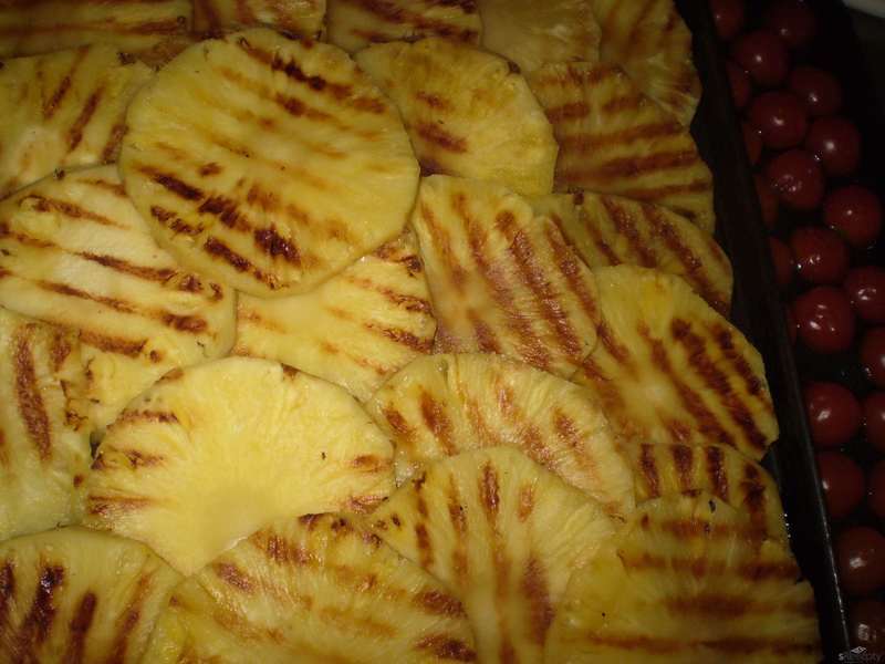Grilovaný ananas s ovčím sýrem