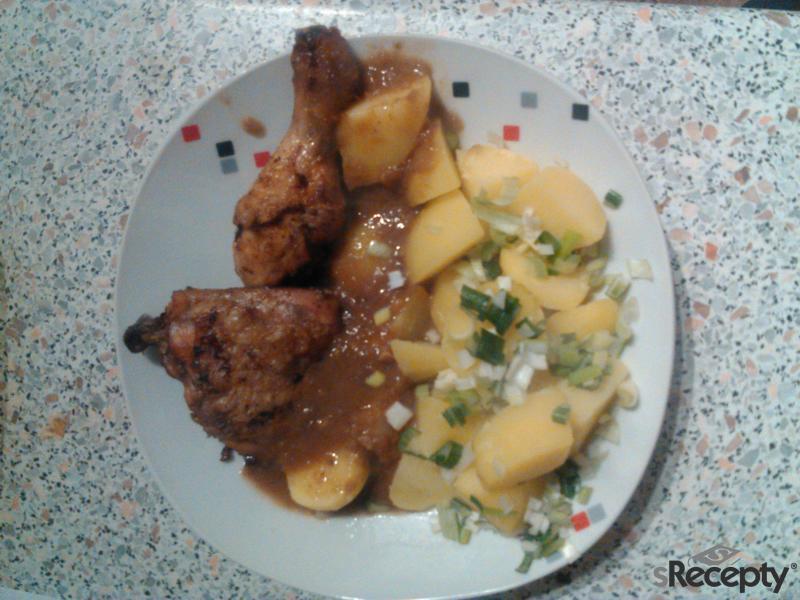 Kuře s brambory a jarní cibulkou