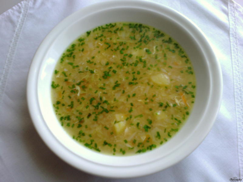 Pažitková polévka s vůní česneku