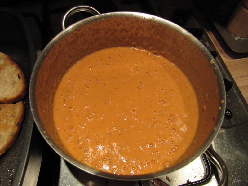 Rajčatová polévka s krutony