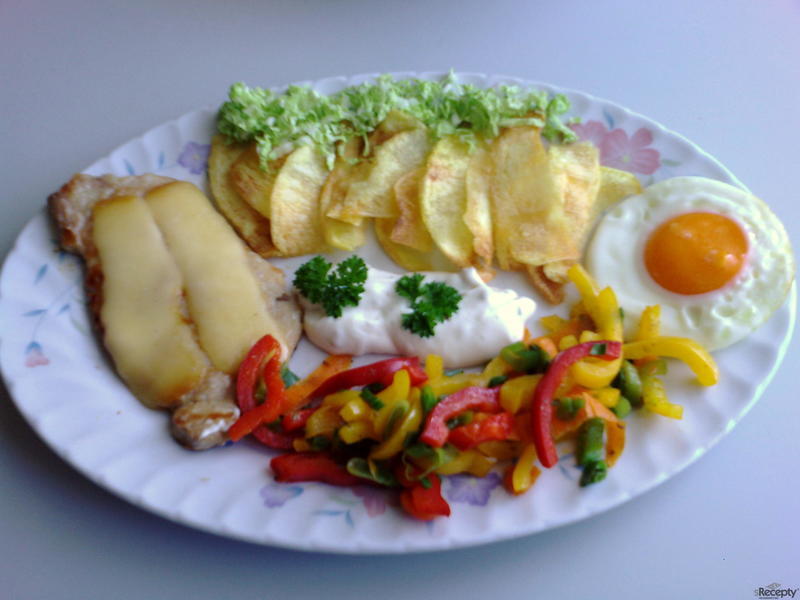 Kotleta se sýrem, zeleninou a vejcem