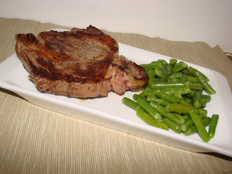 Hovězí steak se zelenými fazolkami