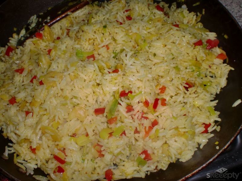 Rýže se zeleninou a mandlemi