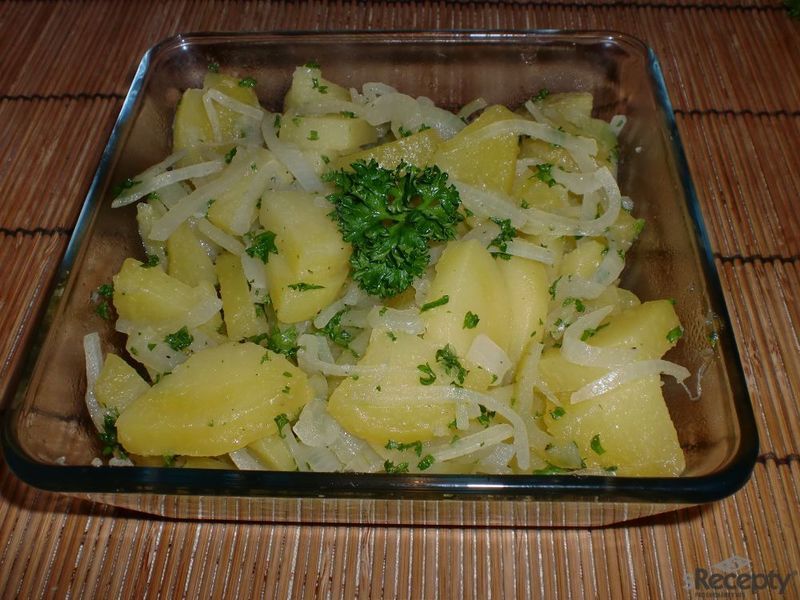Teplý bramborovo - cibulový salát