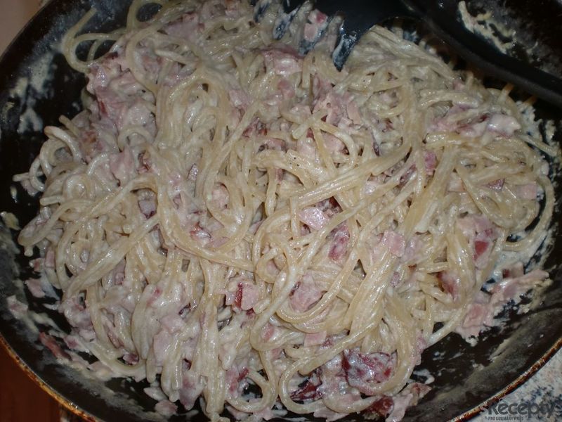 Špagety se šunkovou omáčkou