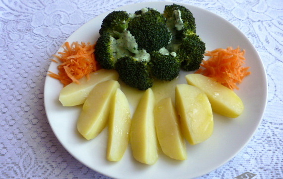 Brokolice s dipem a brambory