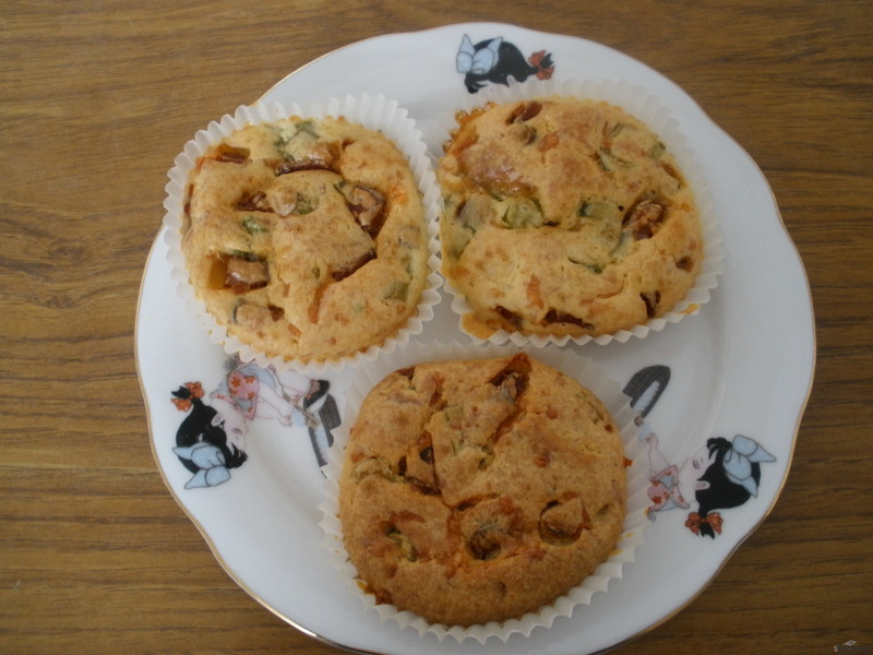 Muffiny s jarní cibulkou a klobáskou