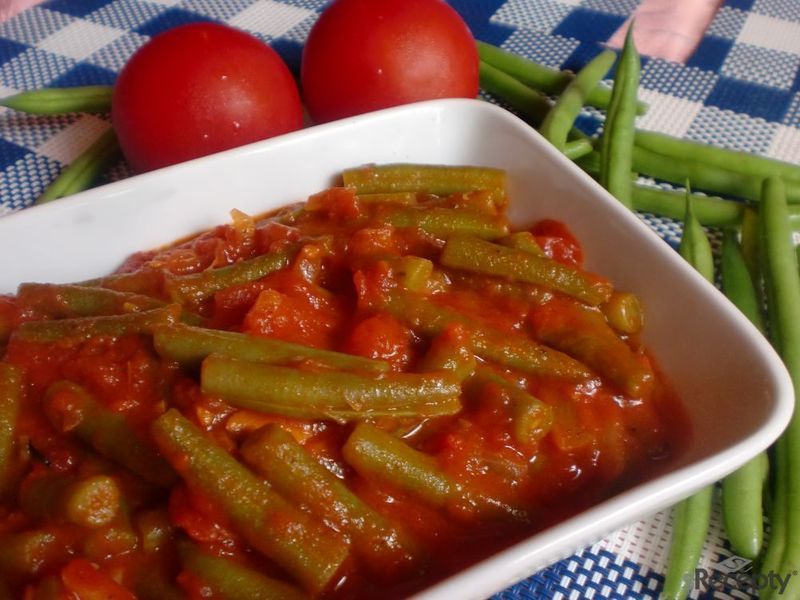 Fazolky na rajčatech a česneku